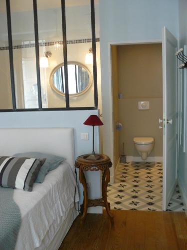 Labastide-dʼArmagnacにあるLe Presbytèreのベッドルーム1室(ベッド1台付)、バスルーム(トイレ付)