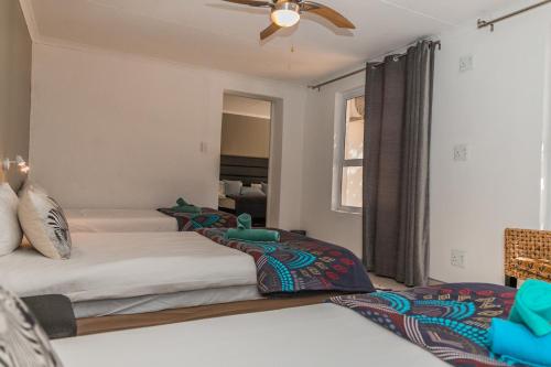Katil atau katil-katil dalam bilik di Out of Africa Town Lodge