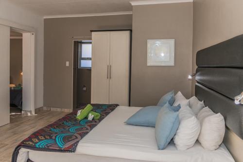 Katil atau katil-katil dalam bilik di Out of Africa Town Lodge