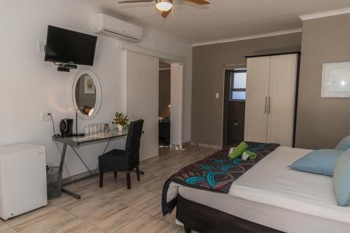 Televisyen dan/atau pusat hiburan di Out of Africa Town Lodge