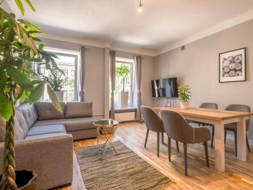 uma sala de estar com um sofá e uma mesa em WHITE RESIDENCE 4rooms - CITY CENTER em Varsóvia