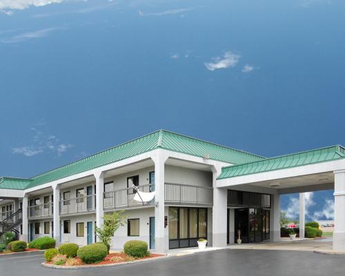 a large building with a green roof at Motel 6-Covington, TN in Covington