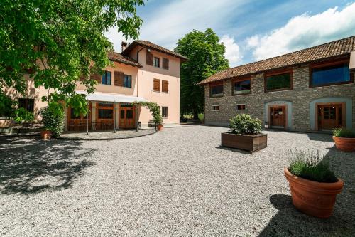 un patio frente a un edificio en Nogherazza - La Locanda, en Belluno