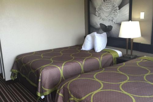 Letto o letti in una camera di Super 8 by Wyndham Florence