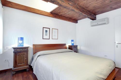 a bedroom with a bed and two night stands at Fenix Do Dogi Apartments in Venice