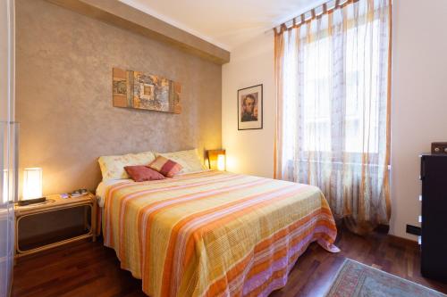 Schlafzimmer mit einem Bett und einem Fenster in der Unterkunft Crocetta&Politecnico Huge Apartment in Turin