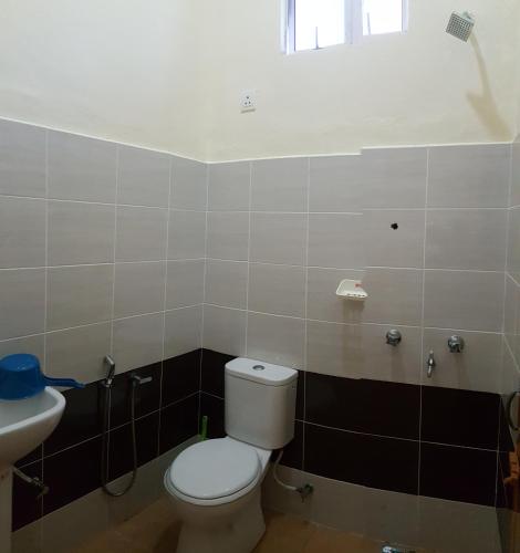 a bathroom with a toilet and a sink at Teratak Anakanda in Kuala Berang