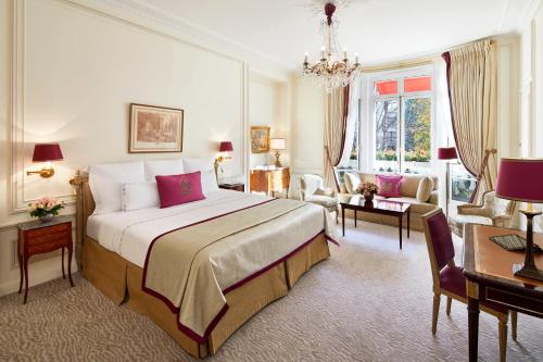 صورة لـ Hôtel Plaza Athénée - Dorchester Collection في باريس