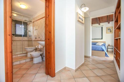 ein Badezimmer mit Toilette und Waschbecken in der Unterkunft La Terrazza di Viola in Scicli