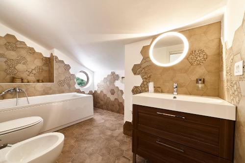 La salle de bains est pourvue d'un lavabo, d'une baignoire et de toilettes. dans l'établissement Villapiana Country House, à Pellezzano