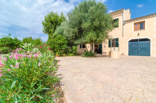 a house with a large courtyard with flowers at Hort de Can Bou in Porreres
