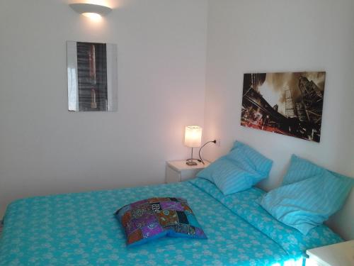 سرير أو أسرّة في غرفة في Appartamento Elegante E Panoramico Con Splendida Vista Mare
