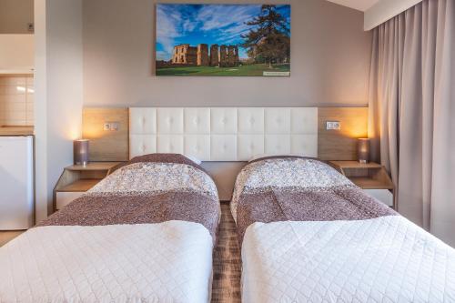 two beds in a hotel room with at SOLAVO HOME&TRAVEL in Solec-Zdrój