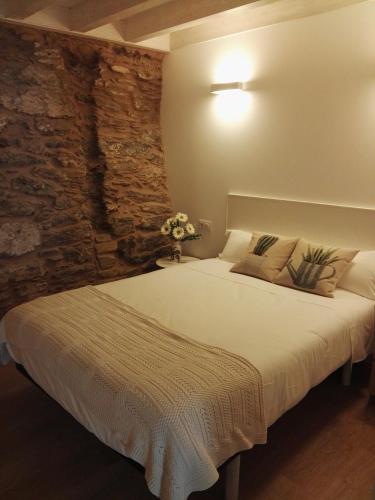 サンティアゴ・デ・コンポステーラにあるPuerta del Caminoの石壁のベッドルーム1室(大型ベッド1台付)
