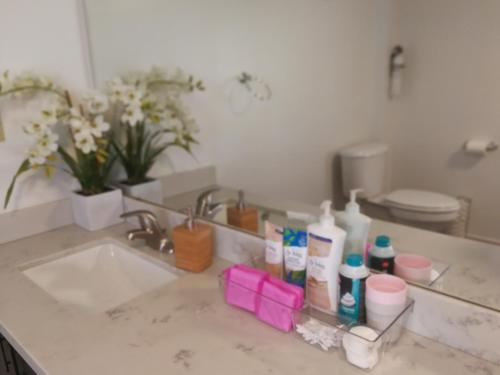 Ένα μπάνιο στο Margie Townhome Suites