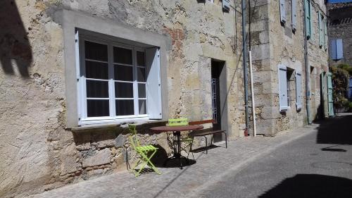 une table devant un bâtiment avec fenêtre dans l'établissement Terraube Bis, à Terraube