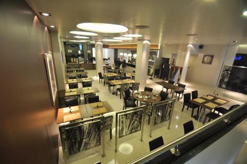 Reštaurácia alebo iné gastronomické zariadenie v ubytovaní Hotel Bicentenario Suites & Spa