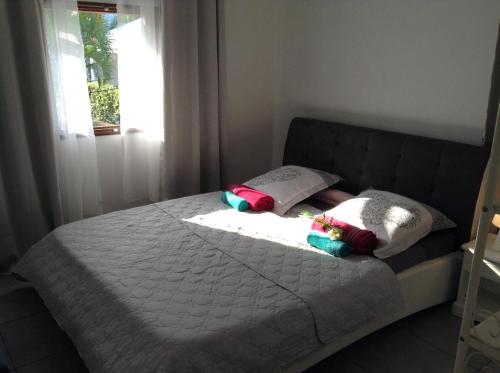- un lit avec 2 oreillers dans une chambre dans l'établissement Le Bégonia, à Ravine Sèche
