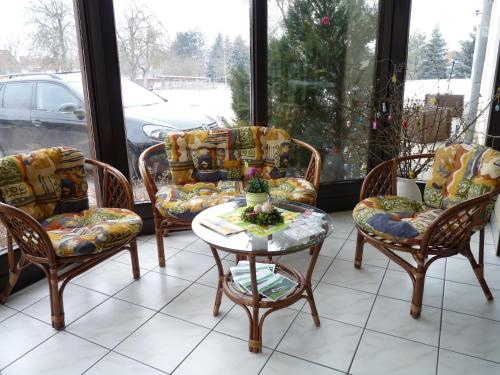 a group of chairs and a table in a room at Hotel zur Kanone in Tautenhain