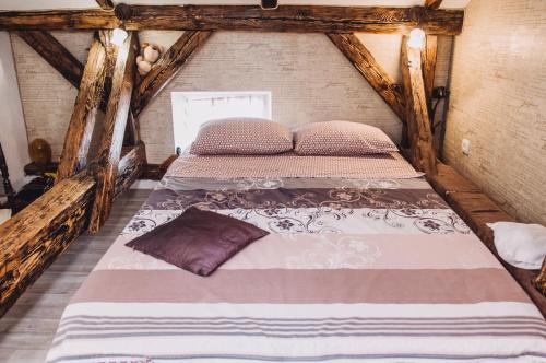 Кровать или кровати в номере Lviv Amazing Rooftop Apartment