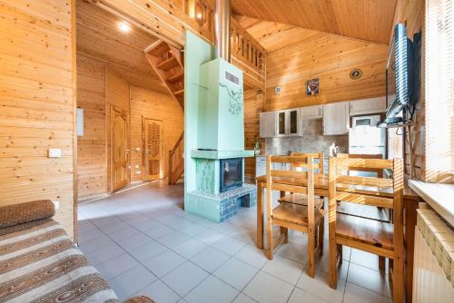 Kuhinja ili čajna kuhinja u objektu Cottages Ozerny Bereg