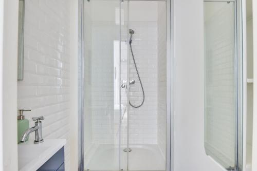 リールにあるNOCNOC - Le grand Nationalのバスルーム(ガラスドア付きのシャワー付)
