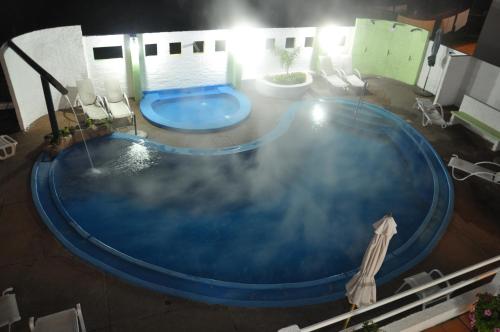 an overhead view of a large blue swimming pool at Hotel La Posta del Dayman in Termas del Daymán