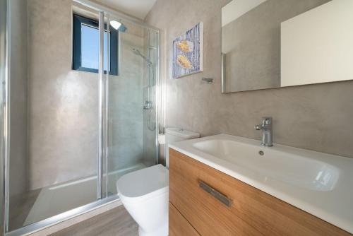 a bathroom with a toilet and a sink and a shower at Alojamiento Santa Rosa La Graciosa in Caleta de Sebo