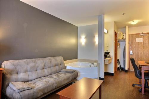 Posezení v ubytování Super 8 by Wyndham Trois-Rivieres