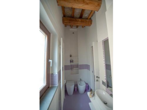 a bathroom with two sinks and a tub and two toilets at Serre Alte Landscape Luxury Rooms in Matelica