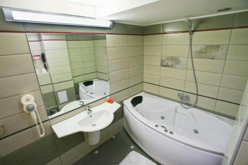 Ein Badezimmer in der Unterkunft Hotel Ambient