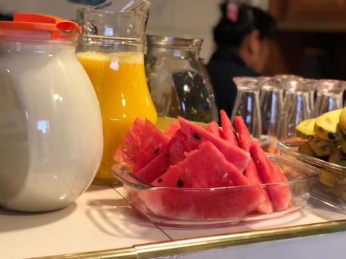un piatto con una ciotola di anguria e una ciotola di latte di Hostal Iskanwaya a La Paz