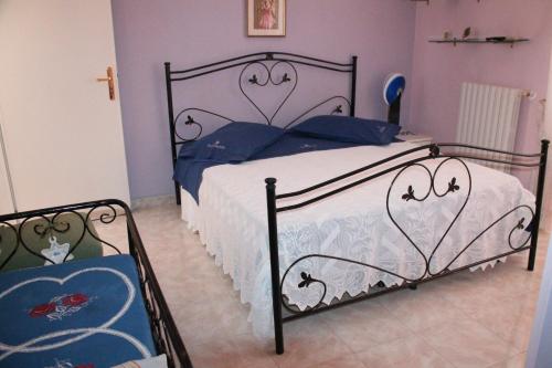 a bedroom with a black and white bed with blue pillows at Montagne Rocciose in Frascineto