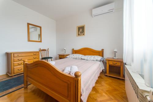 Posteľ alebo postele v izbe v ubytovaní Villa Klara with 72 sqm pool and view on Split and islands