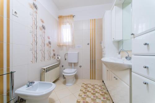 Kúpeľňa v ubytovaní Villa Klara with 72 sqm pool and view on Split and islands