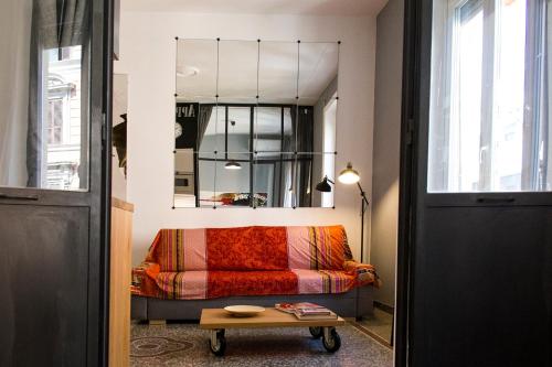 ein Wohnzimmer mit einem Sofa und einem Tisch in der Unterkunft Appart in Rom