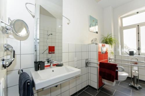 uma casa de banho branca com um lavatório e um WC em Zwischen-Rhein-und-Reben, zentral, barrierefrei em Speyer