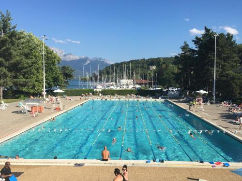 - une grande piscine avec des personnes dans l'établissement The Boat, à Annecy