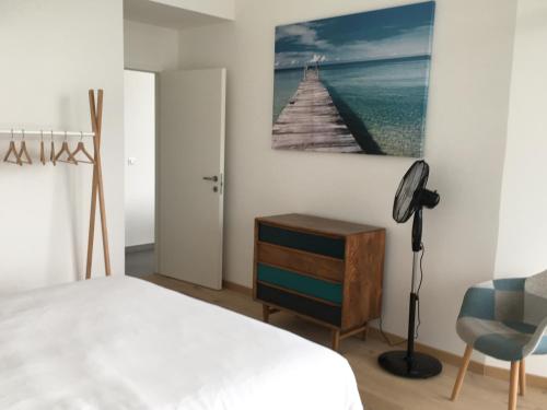 安锡The Boat的一间卧室配有一张床,并画了一座码头