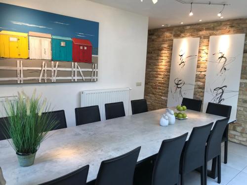 a dining room with a table and chairs at Holiday Home New Largo in Nieuwpoort
