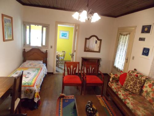 卡內拉的住宿－Casa para 5 pessoas em Canela - Caracol，客厅配有床和沙发