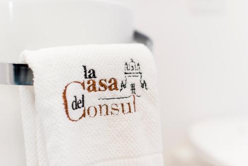 a towel with the words a mess did cousin on it at La Casa del Consul in Cádiz
