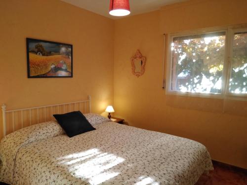 um quarto com uma cama e uma janela em Casa Galilea em Galilea