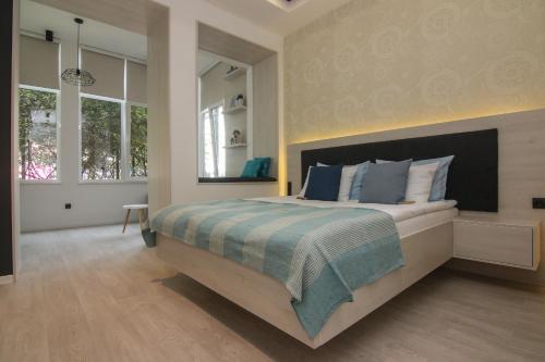 En eller flere senge i et værelse på Boulevard Apartments