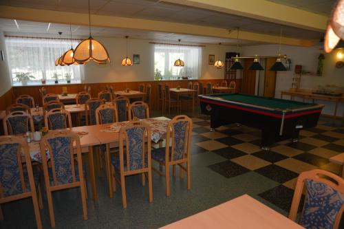 a restaurant with a pool table and tables and chairs at Gasthof Thomas Müntzer in Steinheid