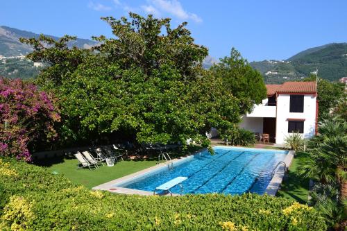 una piscina in un cortile accanto a una casa di Villa Aurora a Vico Equense
