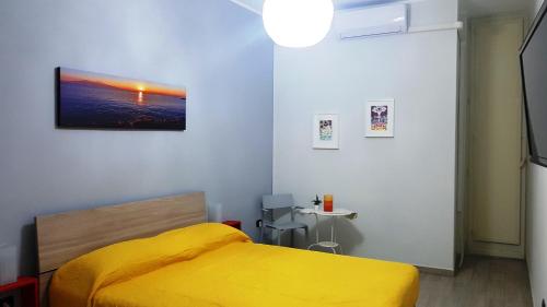 una camera con letto giallo e tavolo di Dimora san giovanni maggiore a Napoli