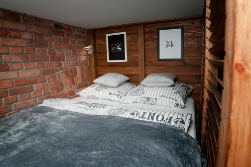 Ein Bett oder Betten in einem Zimmer der Unterkunft Karkonoskie Noce I Dnie