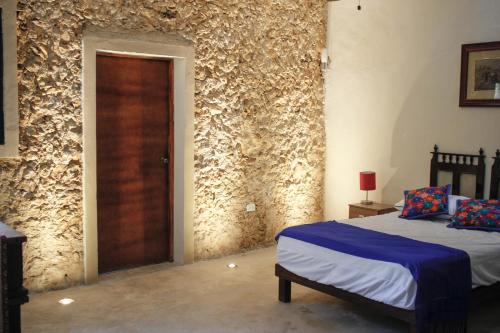 um quarto com 2 camas e uma porta de madeira em Santiago Magic house em Mérida