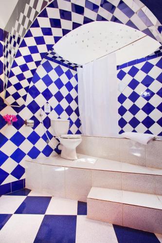 baño con aseo y suelo a cuadros en Dive Urge, en Dahab